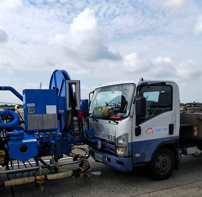 桃园国际机场8日上午在管制区机坪道路上发生一起连环追撞车祸，一辆油栓车因驾驶未注意前方车况，撞上两辆停止在外交通道上等待班机后推的地勤车辆，三辆车推撞在一起，所幸现场无人伤亡，也无设施设备受损，桃机公司航务处及航警局到场处理后，随即进行路面清理并将车辆移置，8时50分便开放车道通行，车祸事件也未造成班机廷误。（读者提供）