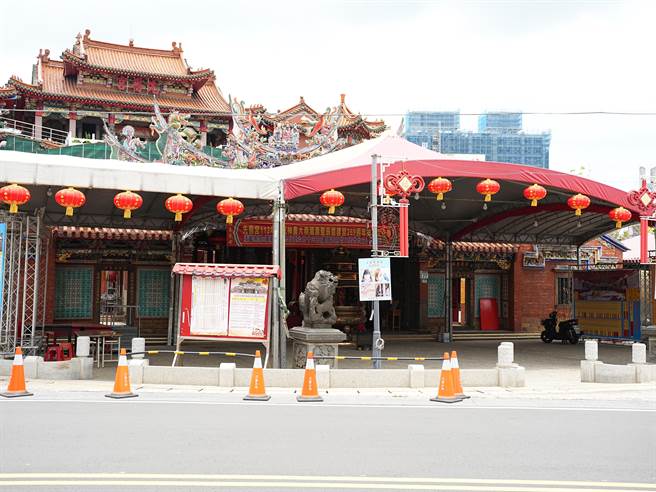 新北市三重着名的神农文化祭在4日晚开幕后，先啬宫预计在10日上午11时举办「1万2000斤护国祈福五龙龙神开光盛典」法会，台北、新北以及花莲的议会议长也都受邀出席。(黄敬文摄)