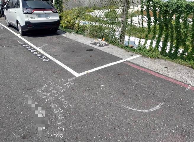 高雄男子因前车没停好，导致自己停车时超出停车格，但牵车时发现爱车遭拖吊，无奈在网上抱怨。（摘自爆料公社）