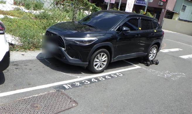 警方指出，车辆明显超出其所停放之停车格，进而占用禁止临时停车区域(红线)，违规停车事实明确，将依法拖吊取缔。（翻摄照片／崔正纲高雄传真）