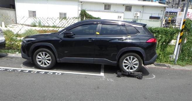 警方指出，车辆明显超出其所停放之停车格，进而占用禁止临时停车区域(红线)，违规停车事实明确，将依法拖吊取缔。（翻摄照片／崔正纲高雄传真）