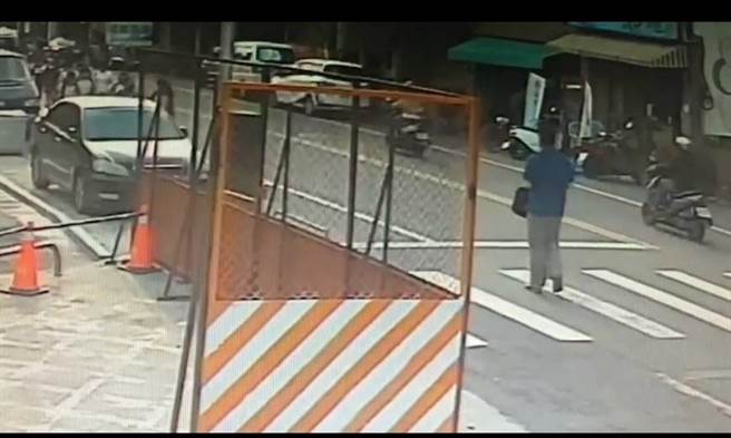 蘇男遇到女學生經過時拿開公事包「露鳥」。（嘉義縣警察局提供／廖素慧嘉縣傳真）