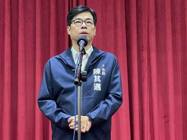 高雄中正预校爆发学生群聚感染类流感，校方却隐匿病情，对此，高雄市长陈其迈认为，按照传染病防治法应该要通报卫生局，中正预校对于防疫应该要有更积极的做法。（洪浩轩摄）