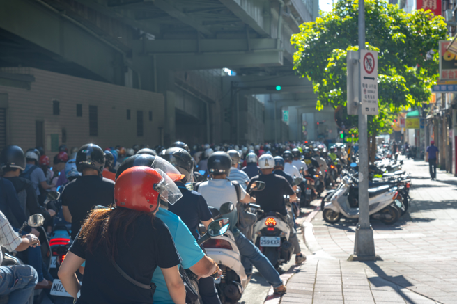 一名女網友表示，日前和朋友開車行經北市，看到前方一台機車後座女子，全身只用一條白色浴巾遮掩。（圖／示意圖，達志影像）