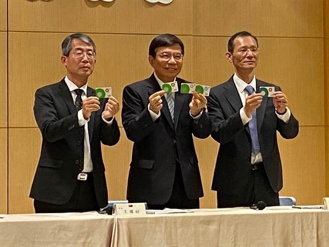 交通部长王国材（中）、公路总局局长陈文瑞（左）与交通部路政司长林福山（右）一起展示TPASS通勤月票票卡。（陈佑诚摄）