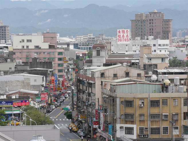 桃园市8楼以上且没有管委会的大楼约有160栋，若经建管处辅导2年仍拒不成立管委会，每户将开罚4万元。(蔡依珍摄)