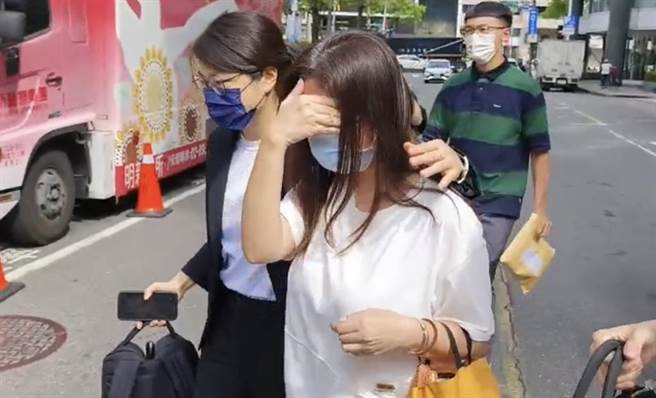 板桥某幼儿园疑喂安眠药案，检警今展开第二波搜索约谈，疑似幼儿园长不发一语上警车。（吕健豪摄）