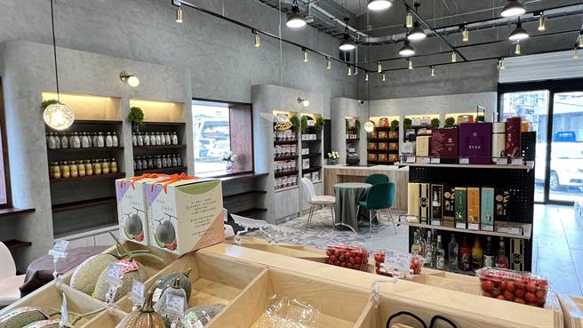 原有的供销部购物中心经翻修，展现出新风貌。（张毓翎摄）