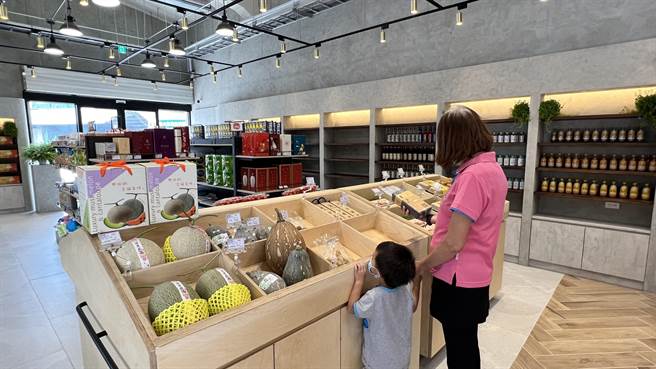 原有的供销部购物中心经翻修，展现出新风貌。（张毓翎摄）