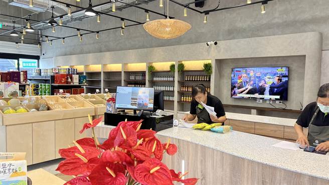 原有的供销部购物中心经翻修，展现出新风貌。（张毓翎摄）