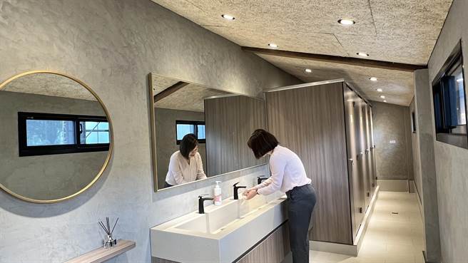 这座直贩所附设室内用餐区、洗手间，让消费者使用。（张毓翎摄）