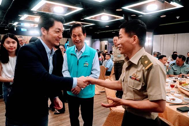 台北市长蒋万安（左一）与北市工商各界组成慰问团，7日举办「112年端节敬军餐会」。（台北市兵役局提供／陈薏云台北传真）