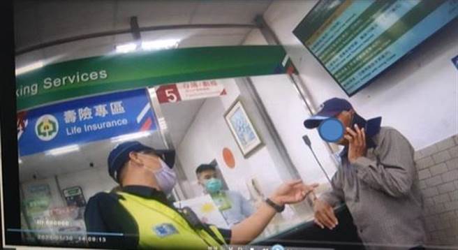 金门洪姓男子(右)日前欲匯款40万借予自称是他外甥女之女子，经员警之劝电话查证才免遭受骗。(图／警方提供)