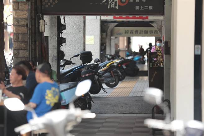 基隆市骑楼高低不平的状况持续已久，市府编列3000万元预算，将进行仁爱区及信义区的骑楼整平。（翻摄照片／张志康基隆传真）