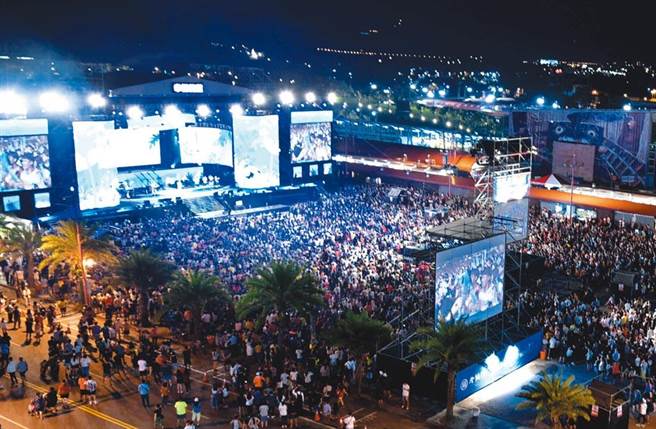 暑期热门活动「夏恋嘉年华」演唱会，场场吸引大批游客参与。（本报资料照片）