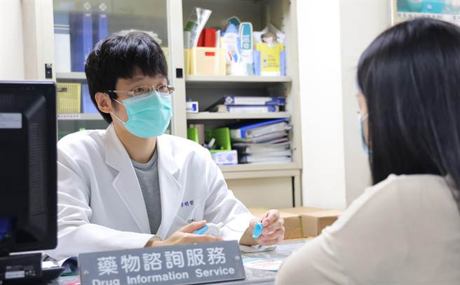 新竹马偕药师李明哲表示，领取药品时，应详细阅读药袋上的资讯，若有不清楚可于领药时多加询问药师。（新竹马偕提供／王惠慧新竹传真）