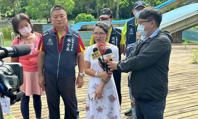 国民党台北市议员郭昭巖8日于公馆「水悟空」水上乐园举行记者会，呼吁北市自来水事业处应尽速恢復水上乐园营运。（丁上程摄）