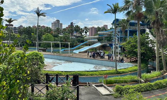 国民党台北市议员郭昭巖8日于公馆「水悟空」水上乐园举行记者会，呼吁北市自来水事业处应尽速恢復水上乐园营运。（丁上程摄）