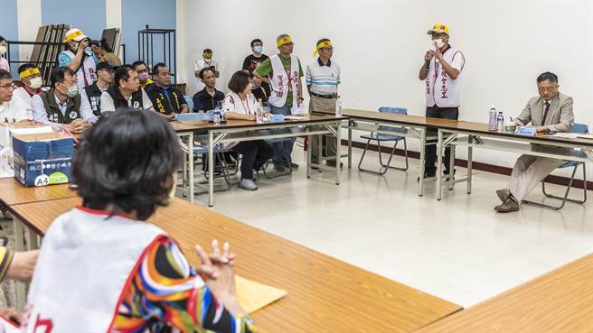 监委赖鼎铭（右）到新竹县巡查，听取反生命园区自救会陈述意见。（罗浚滨摄）