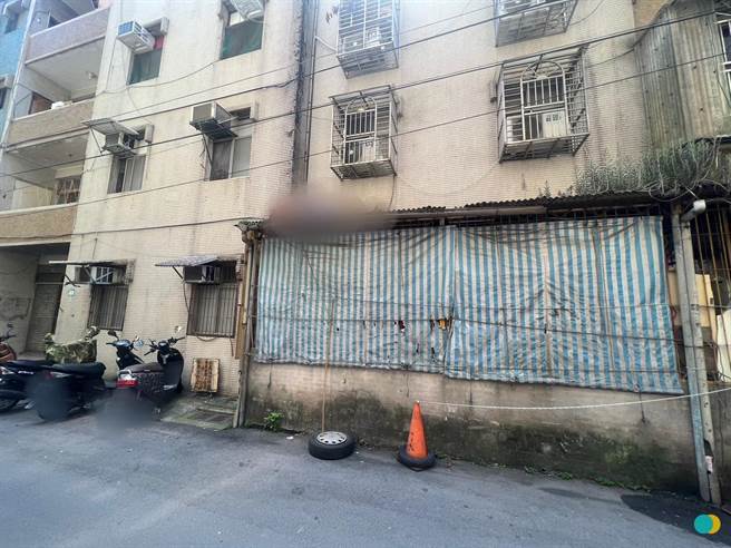 余女不堪前男友软禁、殴打，从4楼跳下卡在2楼遮雨棚上。（警方提供）