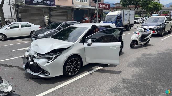 林男车辆因衝撞导致车头严重毁损。（警方提供）