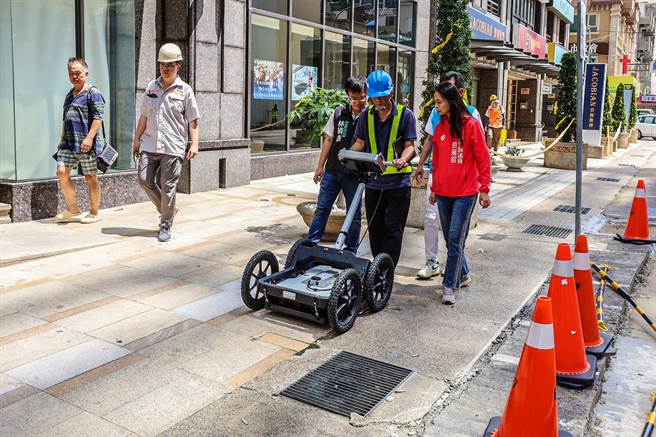 竹北天坑案，丰邑委请专业厂商在人行道进行透地雷达检测。（罗浚滨摄）