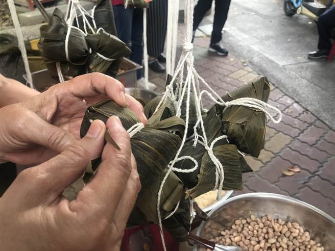 端午節將至，屏東慈善團體聯合協會8日攜手屏東物資銀行、以「惜食」為主題，綁600顆粽子分送低收入戶、獨居老人、身障朋友等。（謝佳潾攝）