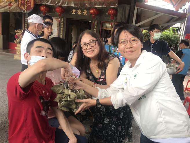 端午節將至，屏東慈善團體聯合協會8日攜手屏東物資銀行、以「惜食」為主題，綁600顆粽子分送低收入戶、獨居老人、身障朋友等。（謝佳潾攝）