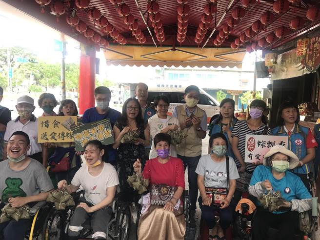 端午節將至，屏東慈善團體聯合協會8日攜手屏東物資銀行、以「惜食」為主題，綁600顆粽子分送低收入戶、獨居老人、身障朋友等。（謝佳潾攝）