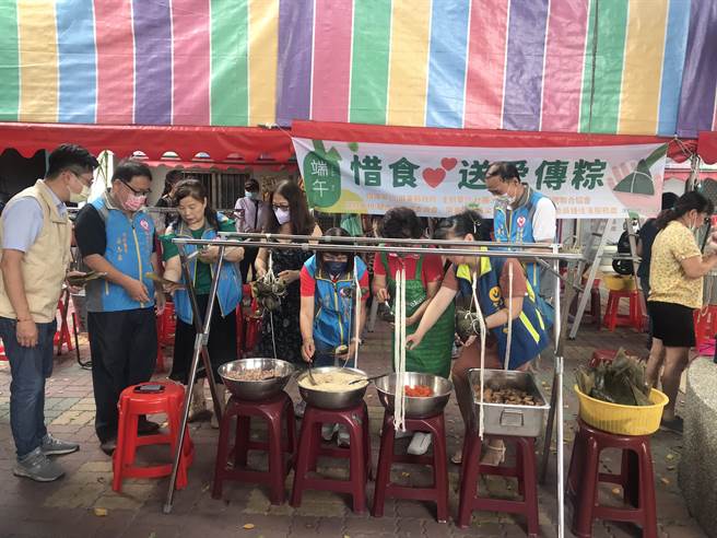 端午節將至，屏東慈善團體聯合協會8日攜手屏東物資銀行、以「惜食」為主題，綁600顆粽子分送低收入戶、獨居老人、身障朋友等。（謝佳潾攝）