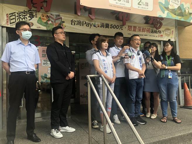 多位北市议员及前北市议员8日指出，耗资1.8亿兴建的中继市场，不该只用4年就要变废铁拆除还给中央，呼吁可延长租用期限。（张芷瑜摄）