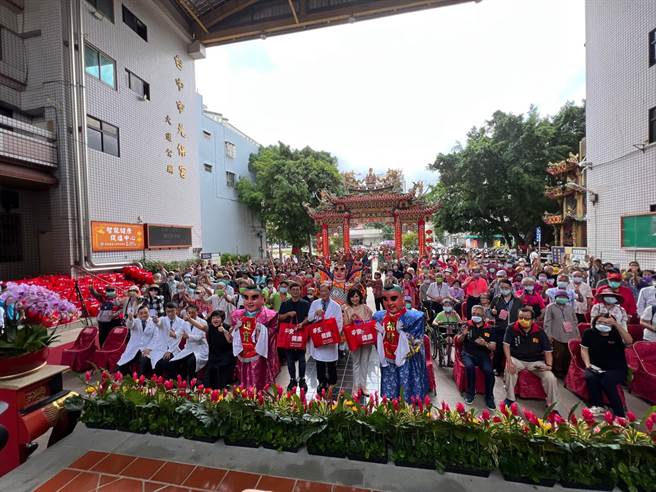 中国附医、元保宫以及林增连慈善基金会联合举办「有爱同行、健康共好」：欢唱呷办桌活动，邀请独居长辈一起走出来联谊。（中国附医提供／冯惠宜）