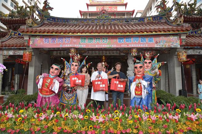 中国附医、元保宫以及林增连慈善基金会联合举办「有爱同行、健康共好」：欢唱呷办桌活动，邀请独居长辈一起走出来联谊。（中国附医提供／冯惠宜）