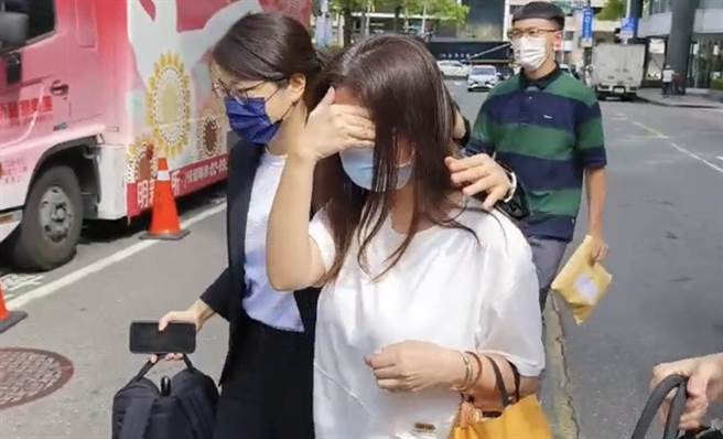 板桥某幼儿园疑喂安眠药，检警今展开第二波搜索约谈，该园员工不发一语上警车。（吕健豪摄）