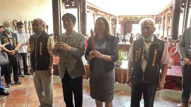 美国在台协会主席罗森柏格（右二）在副总统赖清德陪同下，进入庙宇「拿香跟拜」。（武庙提供／程炳璋台南传真）