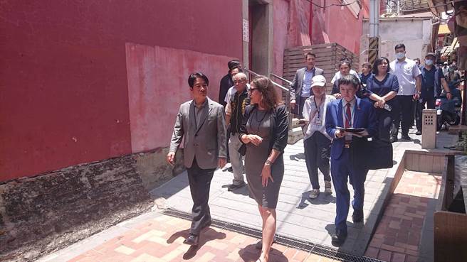 副总统赖清德（左）陪同美国在台协会主席罗森柏格（右）一起参拜大天后宫。（程炳璋摄）