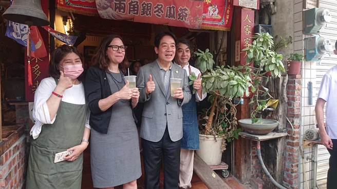 副总统赖清德（灰西装者）陪同美国在台协会主席罗森柏格（左二）一起品尝在地美食冬瓜茶。（程炳璋摄）