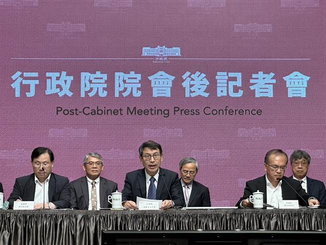 交通部8日于行政院会报告「加速扩大吸引国际观光客方案」方案，行政院长陈建仁预告，今年来台旅客600万人次目标，可望提前达标。（黄婉婷摄）