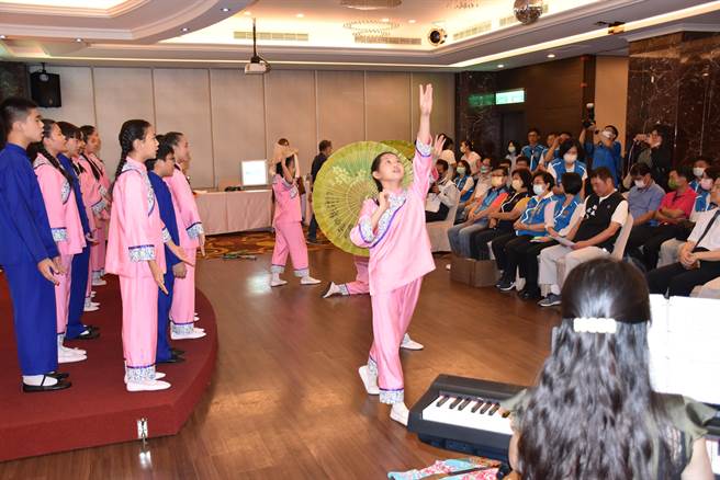 苗栗县政府实施108课纲，8日上午举办交流会，由头份建国国小合唱团表演客家歌曲。（谢明俊摄）