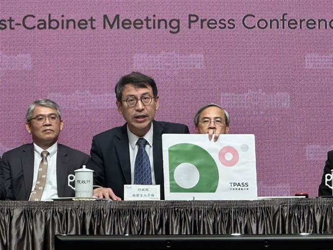 交通部今日特地带新版月票卡给行政院长陈建仁，陈揆盼月票上路后，能减轻通勤族负担，并加速达成净零碳排目标。（黄婉婷摄）