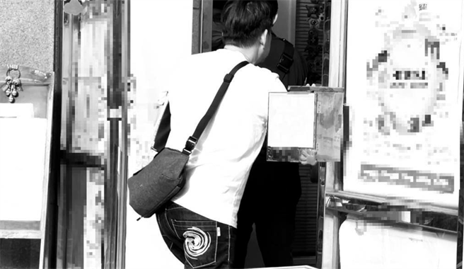 警方今天上午回到幼儿园进行搜索。照片经特殊处理（吕健豪摄）