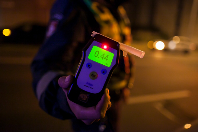 桃园市龙潭区64岁林姓男子去年8月酒驾，因是5年内第3度酒驾，桃园市交通事件裁决处开罚9万元。（示意图／达志影像）