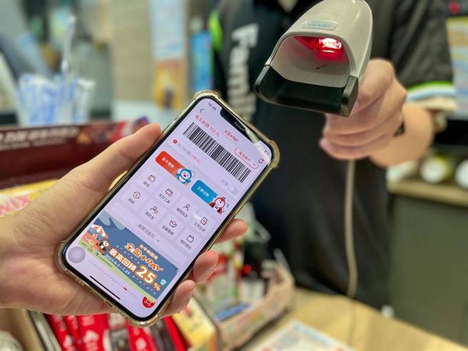 「台中加码吃」餐饮行动支付优惠回馈方案6月1日正式开跑，结合全盈＋PAY、全支付、台湾Pay、悠游付、icash Pay等5大电子支付业者，祭出回馈方案。（经发局提供／张亦惠台中传真）