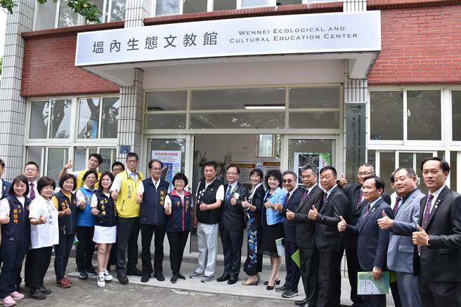 竹南镇塭内社区以生态保育闻名，社区争取将废弃塭内安检所改造成紫斑蝶生态馆，8日上午举行启用。（谢明俊摄）