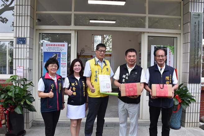 竹南镇塭内社区争取将废弃塭内安检所改造成紫斑蝶生态馆，社区发展协会感谢县长等人协助。（谢明俊摄）