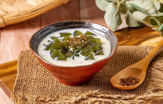 迪茶「艾迪粿桂花蜜奶」桂花清甜以及艾草苦甘的双重尾韵满溢，75元。（迪茶提供）