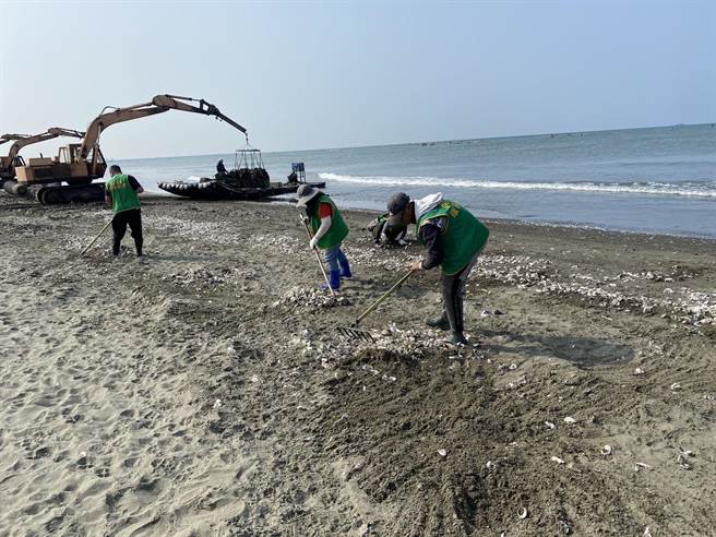 台南市政府拿出实际行动守护海岸线。（台南市政府提供／曹婷婷台南传真）