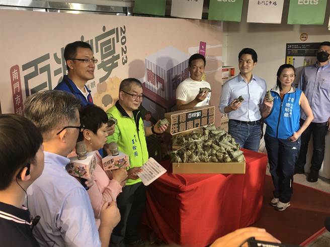 台北南门市场齐聚各家粽子名摊，是台北人端午必逛好去处，民眾只要在6月8日到25日活动期间，于南门市场内使用「台湾Pay」消费可获得2％回馈。（张芷瑜摄）
