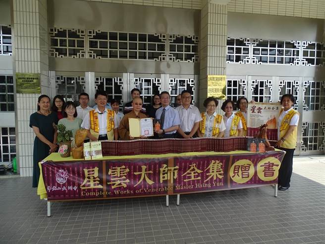 佛光山大明寺捐赠星云大师全集给苗栗看守所净化收容人心灵。（苗栗看守所提供／谢明俊苗栗传真）