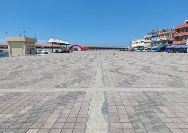 桃园市农业局启动112年度竹围渔港公共设施改善工程，经盘点共有21处需修缮，预计6月底前开工、今年底前完工。（农业局提供／蔡明亘桃园传真）